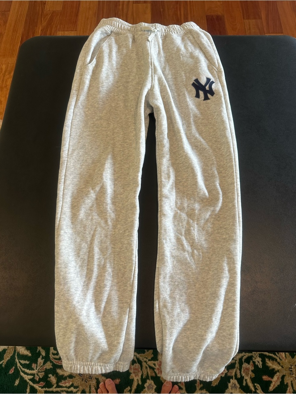 Genuine Merchandise Gray Sweatpants with Navy NY Yankees Logo Youth 13/14